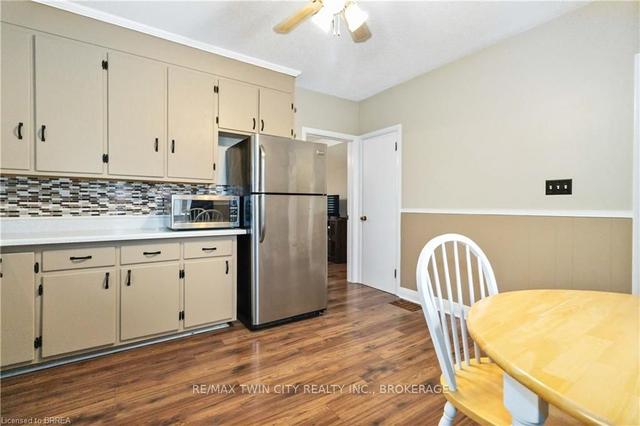 37 High St, House detached with 3 bedrooms, 2 bathrooms and 5 parking in Brantford ON | Image 5