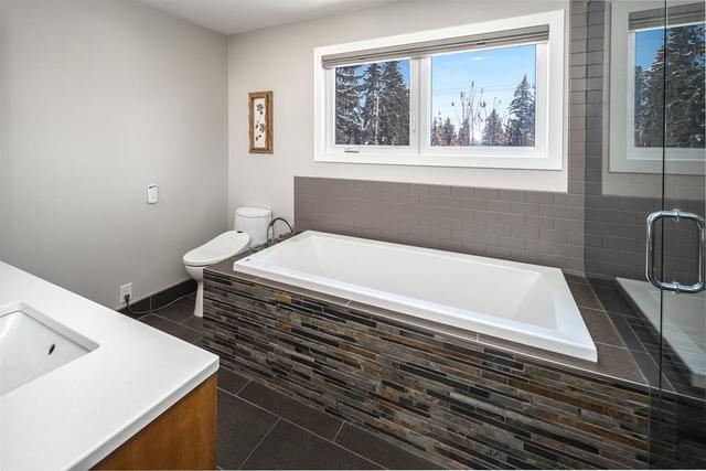 24 Gissing Drive Sw, House detached with 4 bedrooms, 3 bathrooms and 2 parking in Calgary AB | Image 13