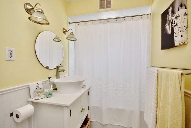 111 Queen St, House detached with 3 bedrooms, 2 bathrooms and 6 parking in Barrie ON | Image 2
