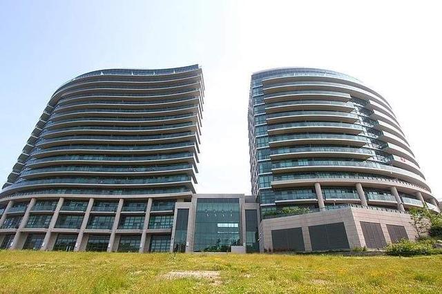 lph23 - 35 Brian Peck Cres, Condo with 2 bedrooms, 2 bathrooms and 1 parking in Toronto ON | Image 1
