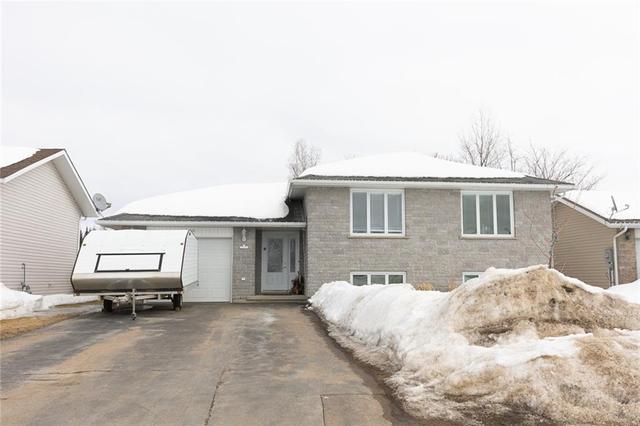 46 Spruce Street, House detached with 3 bedrooms, 2 bathrooms and 3 parking in Petawawa ON | Image 2