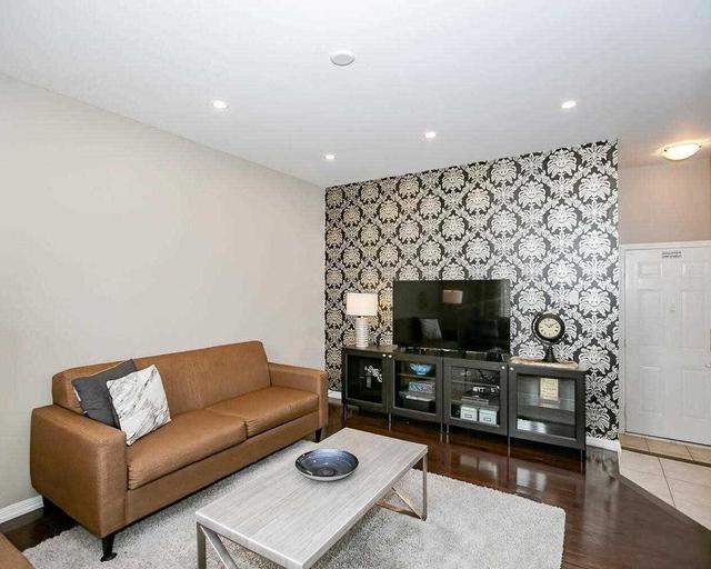 679 Yates Dr, House detached with 3 bedrooms, 3 bathrooms and 4 parking in Milton ON | Image 3