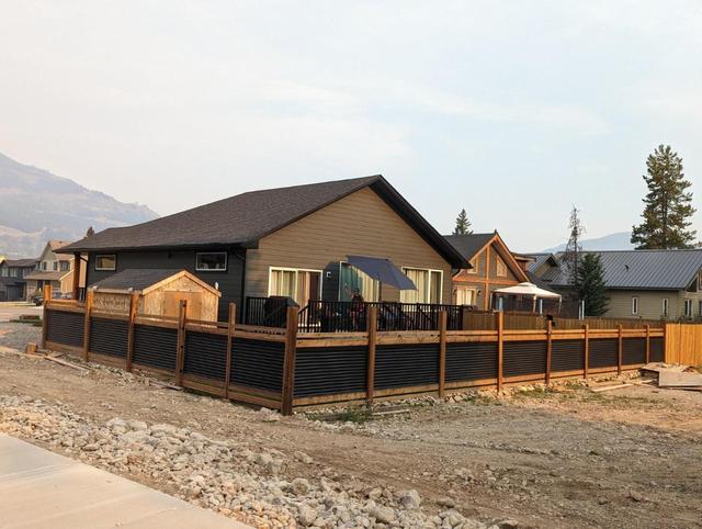 2081 Golden Eagle Drive, House detached with 3 bedrooms, 2 bathrooms and null parking in Sparwood BC | Image 3