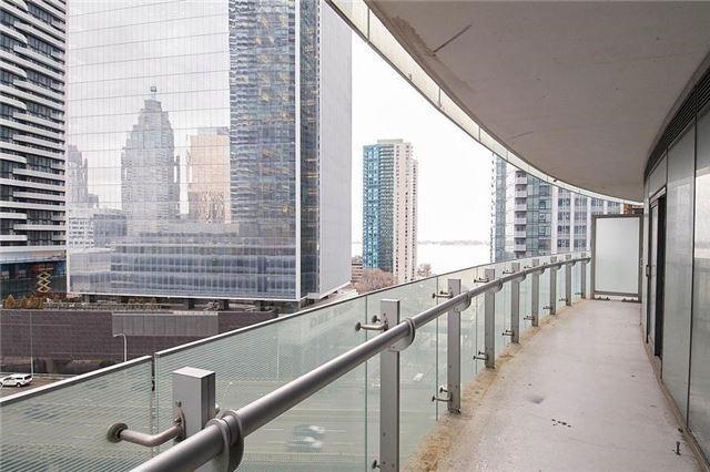 1001 - 14 York St, Condo with 3 bedrooms, 2 bathrooms and 1 parking in Toronto ON | Image 11