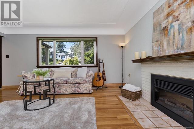 3461 Doncaster Dr, House detached with 5 bedrooms, 2 bathrooms and 4 parking in Saanich BC | Image 8