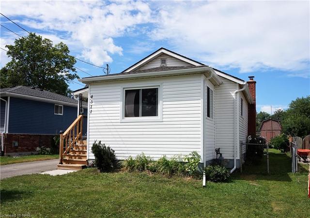 4311 Chippawa Parkway, House detached with 2 bedrooms, 1 bathrooms and 3 parking in Niagara Falls ON | Image 2