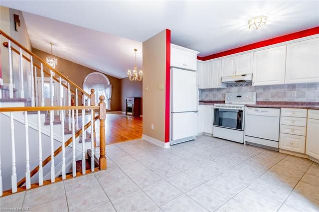 8145 Woodsview Crescent, House detached with 3 bedrooms, 2 bathrooms and 4 parking in Niagara Falls ON | Image 2