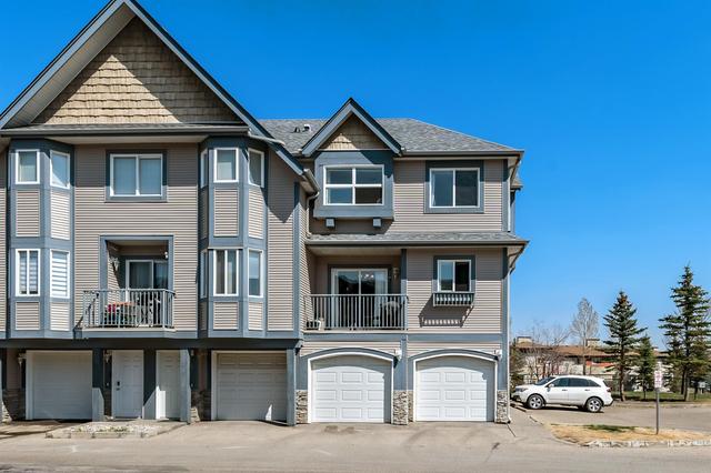 Front view, double garage | Image 1