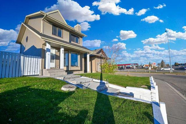 92 Martingrove Way, Home with 4 bedrooms, 3 bathrooms and 3 parking in Calgary AB | Image 5