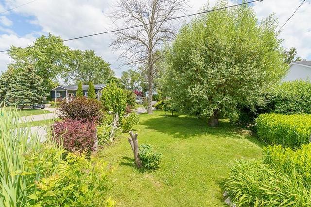 862 South Coast Drive, House detached with 2 bedrooms, 1 bathrooms and 4 parking in Haldimand County ON | Image 2