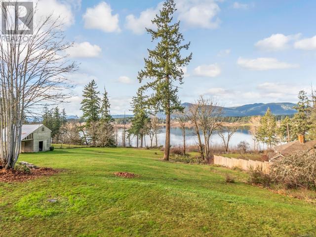 1743 Maple Bay Rd, House detached with 4 bedrooms, 2 bathrooms and 4 parking in North Cowichan BC | Image 4