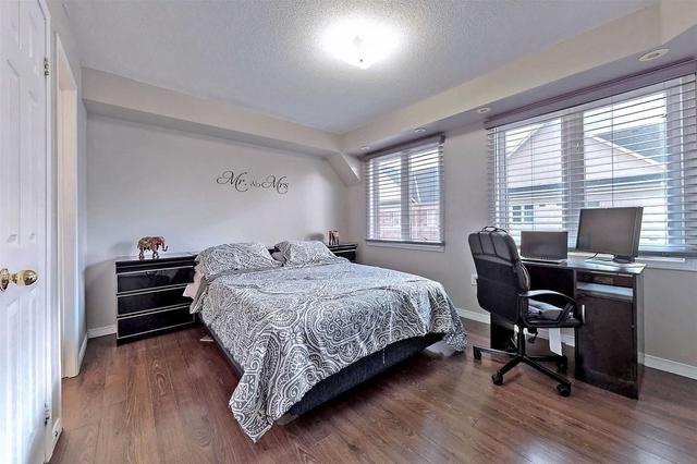 2241 Bur Oak Ave, Townhouse with 2 bedrooms, 3 bathrooms and 2 parking in Markham ON | Image 2