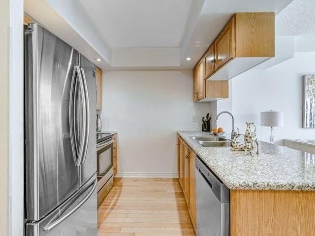 232 - 250 Wellington St W, Condo with 2 bedrooms, 1 bathrooms and 1 parking in Toronto ON | Image 2