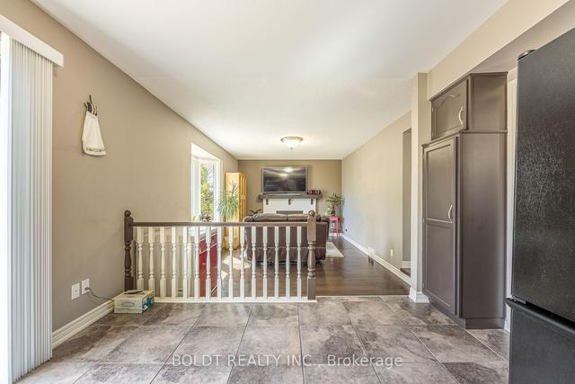 20 Pioneer Crt, House detached with 3 bedrooms, 3 bathrooms and 6 parking in St. Catharines ON | Image 2
