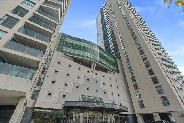 3701 - 77 Harbour Sq, Condo with 3 bedrooms, 3 bathrooms and 1 parking in Toronto ON | Image 1