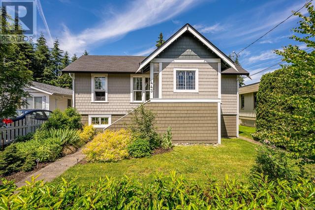 443 3rd St, House detached with 3 bedrooms, 1 bathrooms and null parking in Courtenay BC | Card Image