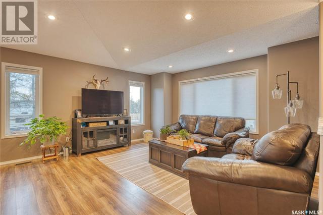 118 2nd Street W, House detached with 5 bedrooms, 3 bathrooms and null parking in Pierceland SK | Image 3
