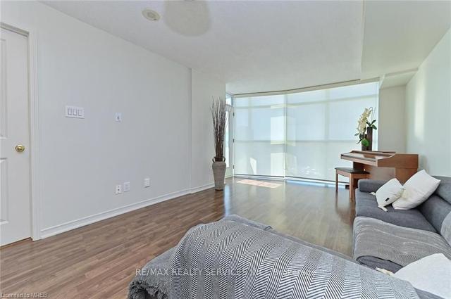 2201 - 9 George St, Condo with 2 bedrooms, 1 bathrooms and 1 parking in Brampton ON | Image 13