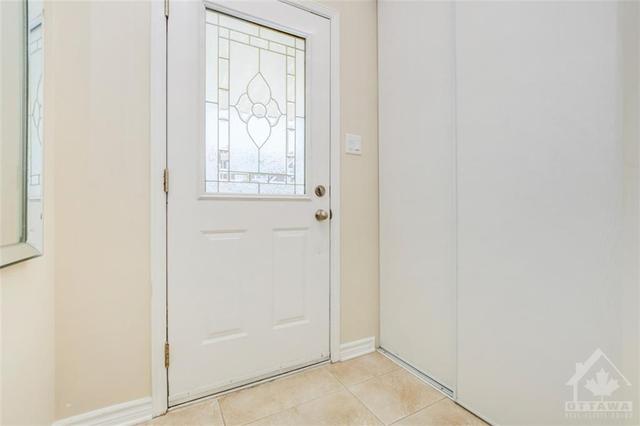 379 Hillsboro Private, Townhouse with 3 bedrooms, 3 bathrooms and 2 parking in Ottawa ON | Image 2
