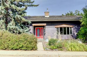 404 46 Avenue Sw, House detached with 3 bedrooms, 1 bathrooms and 3 parking in Calgary AB | Image 1