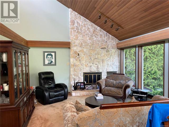 Vaulted living room | Image 11