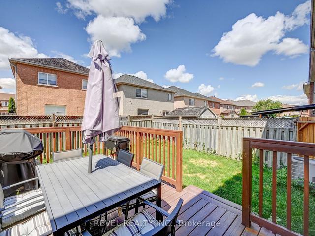 29 Irene Cres, House attached with 3 bedrooms, 3 bathrooms and 3 parking in Brampton ON | Image 31