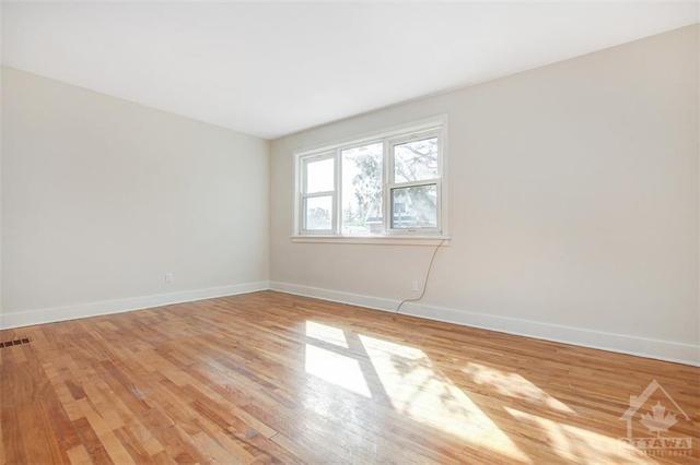 4 - 121 Glenora Street, Condo with 2 bedrooms, 1 bathrooms and 1 parking in Ottawa ON | Image 3