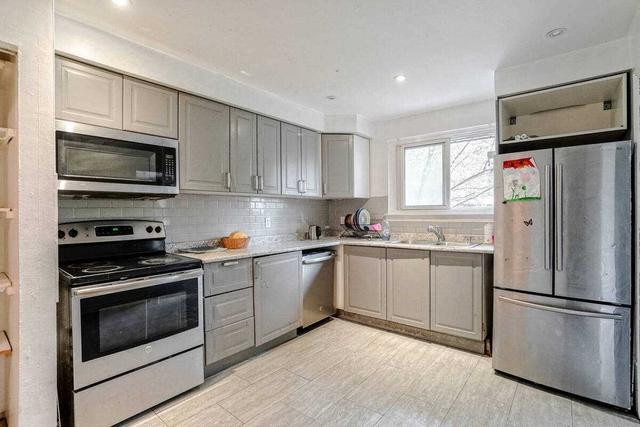 171 - 120 Nonquon Rd, Townhouse with 3 bedrooms, 1 bathrooms and 1 parking in Oshawa ON | Image 2