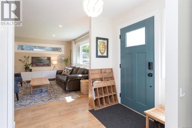 4605 Pipeline Rd, House detached with 2 bedrooms, 1 bathrooms and 2 parking in Saanich BC | Image 3