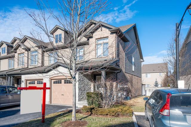 71 Arlington Cres, Townhouse with 3 bedrooms, 3 bathrooms and 2 parking in Guelph ON | Image 12
