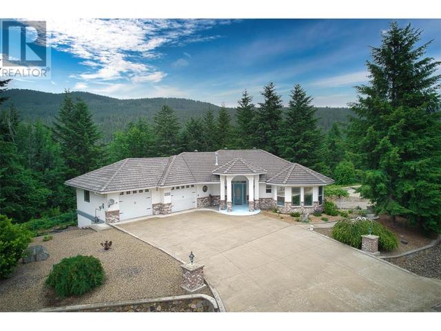 2588 Glenmount Place, House detached with 4 bedrooms, 4 bathrooms and 2 parking in Columbia Shuswap C BC | Image 2