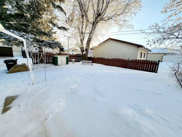 5319 52 Street, House detached with 3 bedrooms, 2 bathrooms and 2 parking in Camrose County AB | Image 21