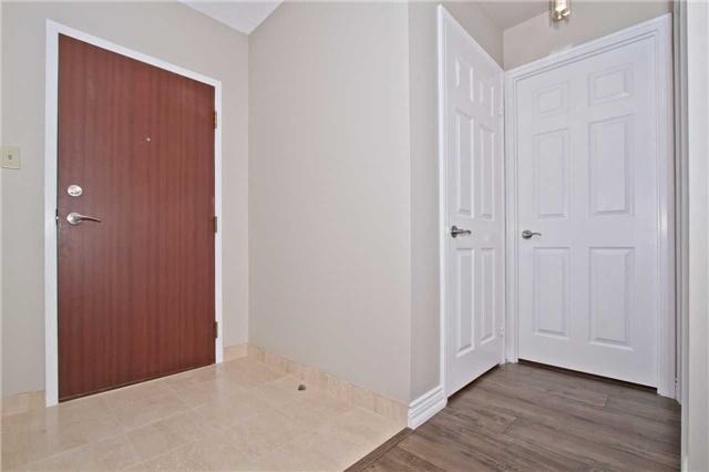 Ph 7 - 880 Dundas St W, Condo with 1 bedrooms, 1 bathrooms and 2 parking in Mississauga ON | Image 2