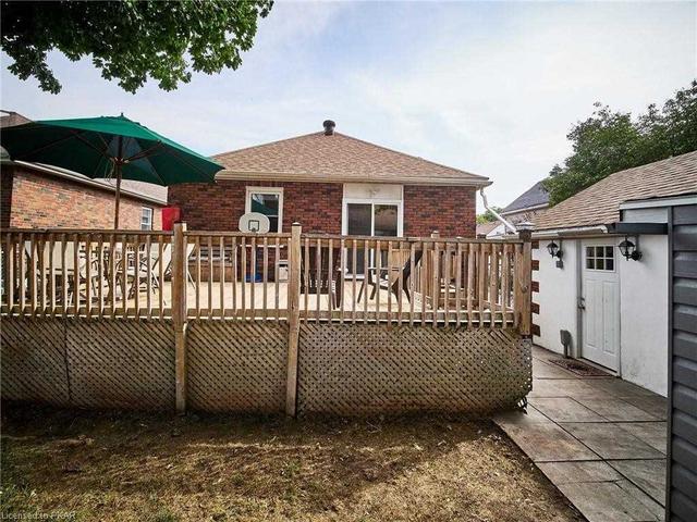 140 Banting Ave, House detached with 3 bedrooms, 2 bathrooms and 2 parking in Oshawa ON | Image 2