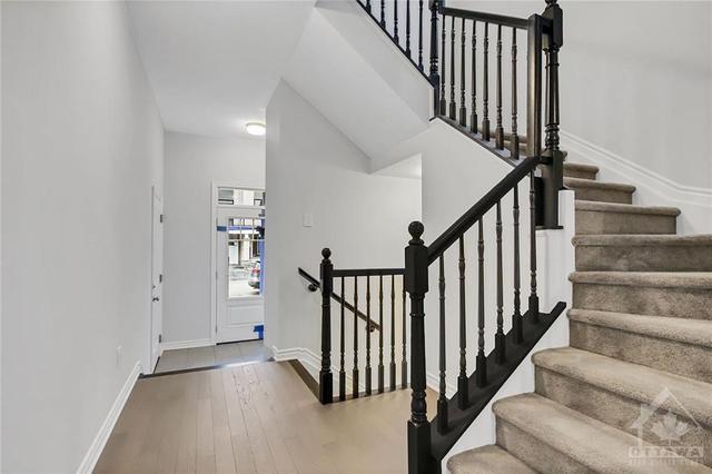 40 Lentago Avenue, Townhouse with 3 bedrooms, 3 bathrooms and 2 parking in Ottawa ON | Image 2