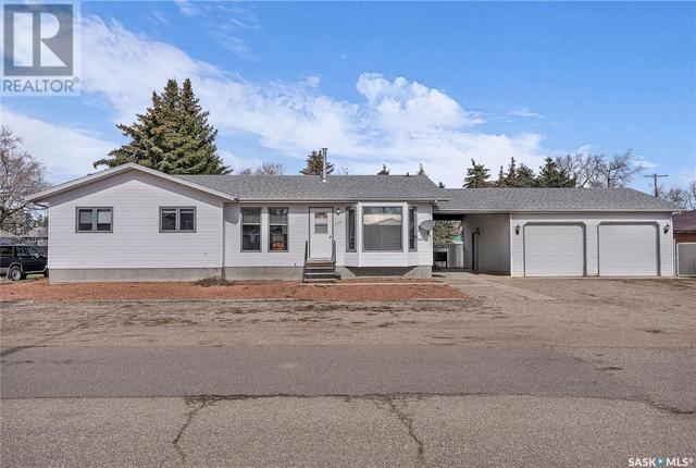 109 3rd Avenue, House detached with 3 bedrooms, 3 bathrooms and null parking in Harris SK | Image 2