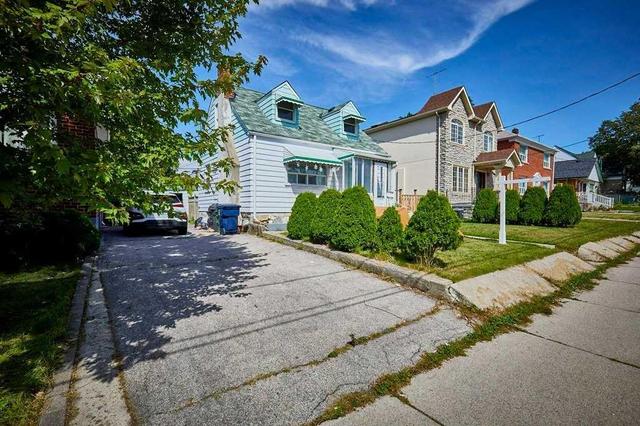 2946 St Clair Ave E, House detached with 4 bedrooms, 2 bathrooms and 3 parking in Toronto ON | Image 2