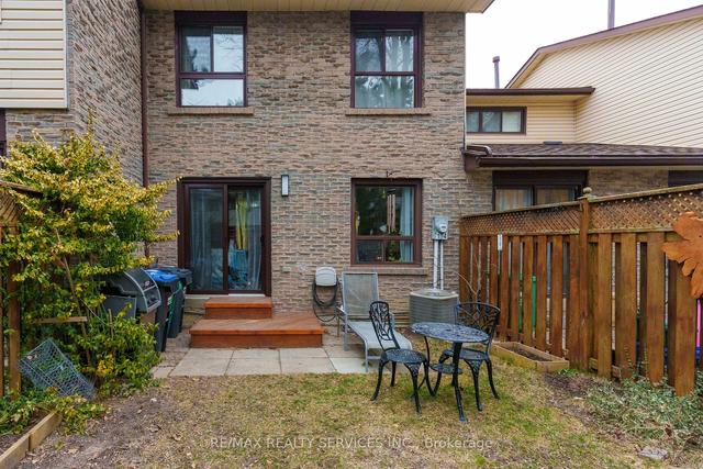 14 Collins Cres, Townhouse with 3 bedrooms, 2 bathrooms and 2 parking in Brampton ON | Image 19