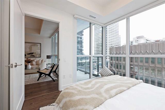 1004 - 30 Roehampton Ave, Condo with 1 bedrooms, 1 bathrooms and 0 parking in Toronto ON | Image 5