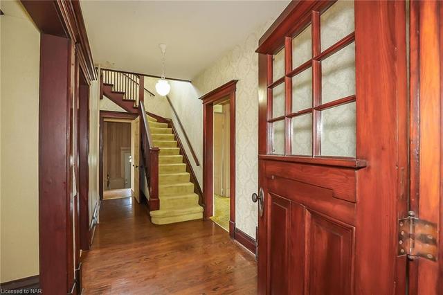 25 Henrietta Street, House detached with 5 bedrooms, 1 bathrooms and null parking in St. Catharines ON | Image 5