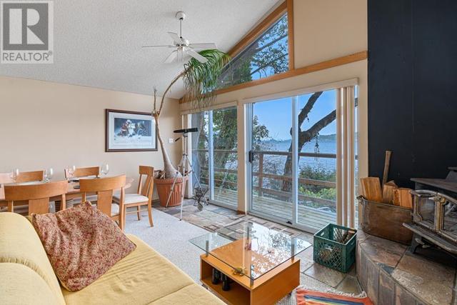 47 Brunswick Beach Road, House detached with 2 bedrooms, 2 bathrooms and 4 parking in Lions Bay BC | Image 9