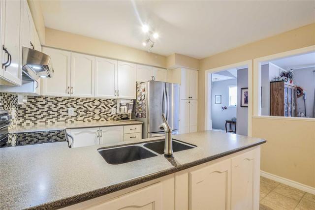 1012 Grandlea Crt, House detached with 3 bedrooms, 2 bathrooms and 2 parking in Oshawa ON | Image 4