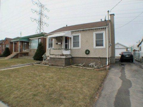 25 Selkirk Ave, House detached with 2 bedrooms, 2 bathrooms and 3 parking in Hamilton ON | Image 1