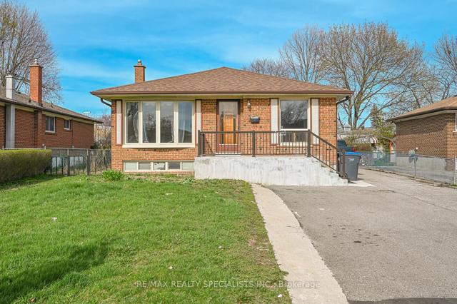18 Sanford Cres, House detached with 4 bedrooms, 2 bathrooms and 6 parking in Brampton ON | Image 1
