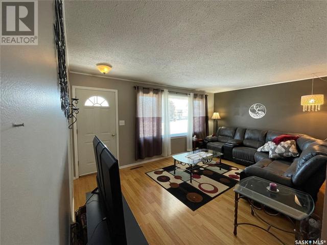 108 Fourth Street W, House detached with 3 bedrooms, 2 bathrooms and null parking in Carnduff SK | Image 4