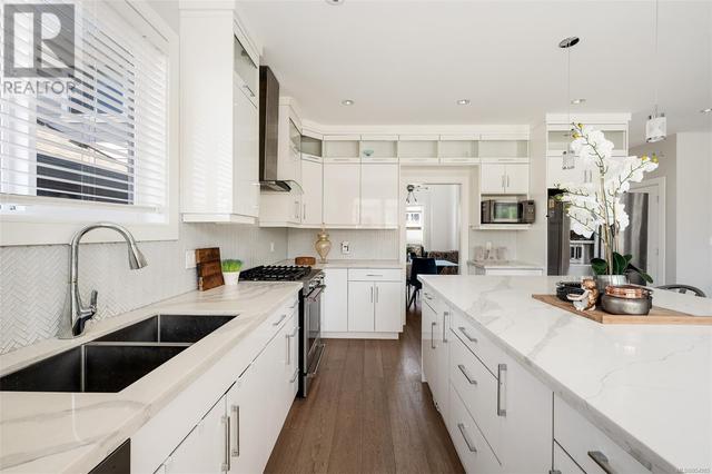 1699 Longacre Dr, House detached with 7 bedrooms, 5 bathrooms and 8 parking in Saanich BC | Image 20