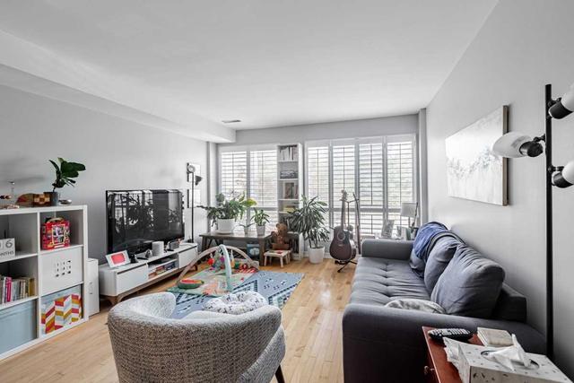 138 Dupont St, House attached with 2 bedrooms, 4 bathrooms and 2 parking in Toronto ON | Image 3