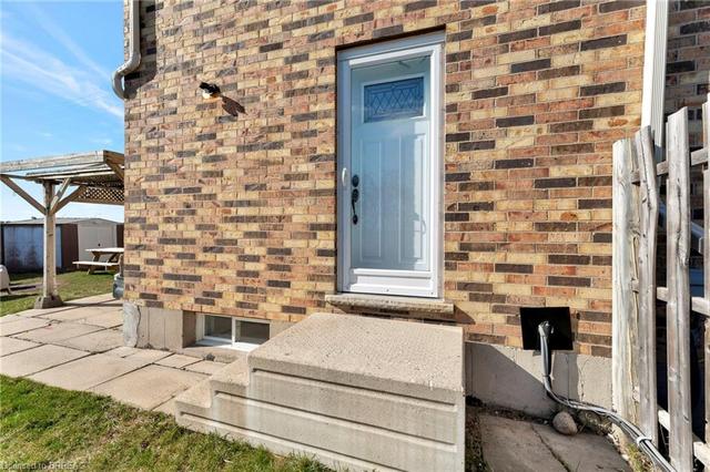 144 Silver Street, House semidetached with 3 bedrooms, 1 bathrooms and 4 parking in Brant ON | Image 15