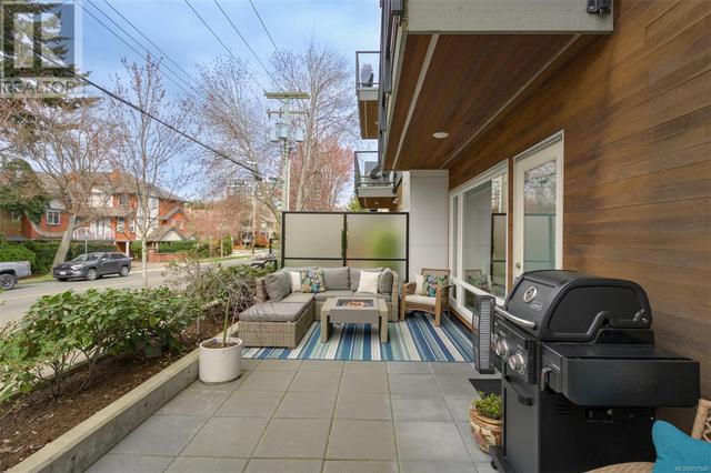 Large walk out patio | Image 28
