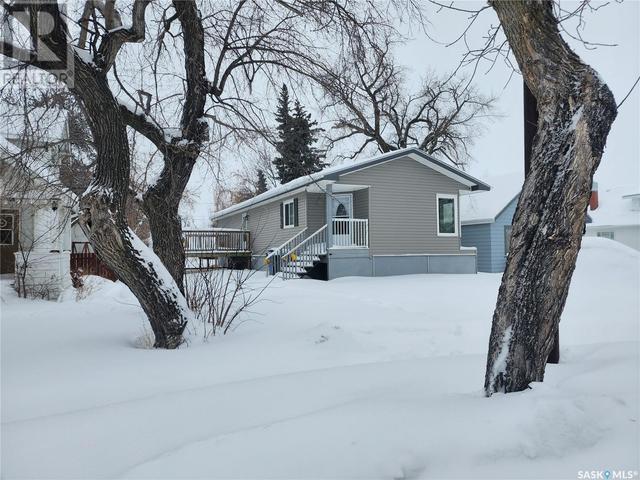 147 6th Avenue E, Home with 2 bedrooms, 2 bathrooms and null parking in Melville SK | Image 1